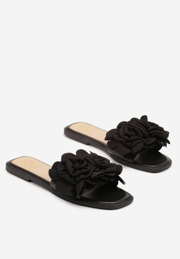 Renee - Czarne Klapki z Naszywką w Typie Kwiatów Sorilva. Okazja: na co dzień. Kolor: czarny. Wzór: aplikacja, kwiaty. Obcas: na obcasie. Styl: elegancki, casual. Wysokość obcasa: niski