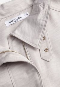 Born2be - Beżowa Kurtka Typu Bomberka Ozdobiona Kołnierzykiem Tellavan. Okazja: na co dzień. Kolor: beżowy. Materiał: poliester, jeans. Wzór: aplikacja. Styl: casual #7