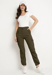 Born2be - Ciemnozielone Spodnie z Bawełną Typu Cargo z Wysokim Stanem Evivoria. Okazja: na co dzień. Stan: podwyższony. Kolor: zielony. Materiał: bawełna. Styl: casual #6