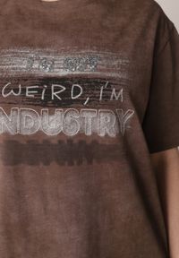 Born2be - Brązowy T-shirt z Bawełny o Kroju Oversize z Napisem Orinvyra. Okazja: na co dzień, na spotkanie biznesowe, do pracy. Kolor: brązowy. Materiał: bawełna. Wzór: napisy. Styl: biznesowy, casual, elegancki #6
