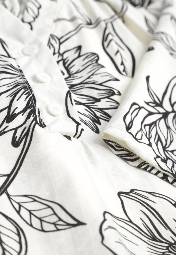 Born2be - Czarno-Biała Sukienka z Wiskozy o Pudełkowym Kroju w Kwiatowy Print Reninca. Okazja: na co dzień. Kolekcja: plus size. Kolor: czarny. Materiał: wiskoza. Wzór: kwiaty, nadruk. Sezon: lato. Typ sukienki: proste, dla puszystych. Styl: casual