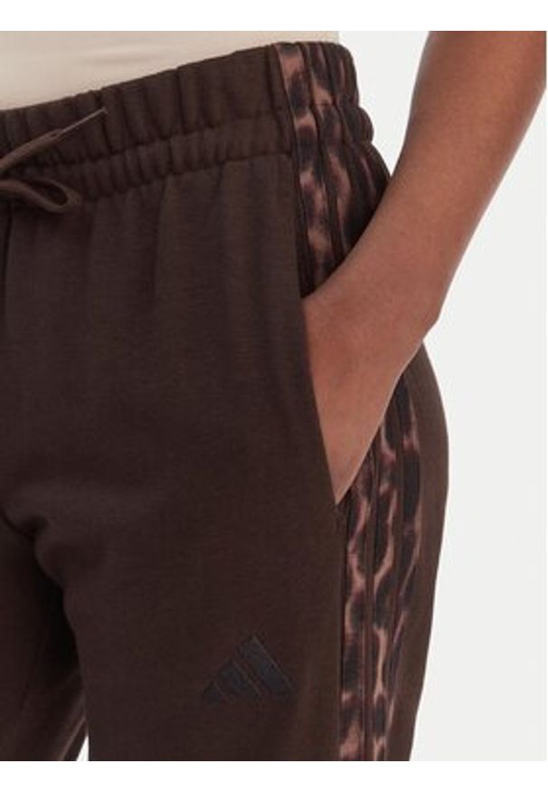 Adidas - adidas Spodnie dresowe Seasonal Essentials Leopard Print KA4720 Brązowy Regular Fit. Kolor: brązowy. Materiał: bawełna, syntetyk. Wzór: nadruk