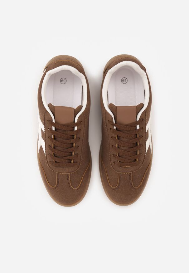 Born2be - Brązowe Sneakersy na Kauczukowej Podeszwie z Geometrycznym Wzorem Sewtila. Okazja: na co dzień. Kolor: brązowy. Materiał: kauczuk. Wzór: geometria