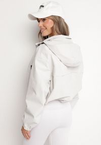 Born2be - Biała Kurtka Wiatrówka o Kroju Oversize Natilessa. Okazja: na spacer, na co dzień. Kolor: biały. Materiał: jeans. Długość rękawa: długi rękaw. Długość: długie. Sezon: wiosna. Styl: casual #2