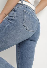Born2be - Niebieskie Jeansy o Dopasowanym Kroju z Regularnym Stanem Tolinndea. Okazja: na co dzień. Kolor: niebieski. Styl: elegancki, casual #7