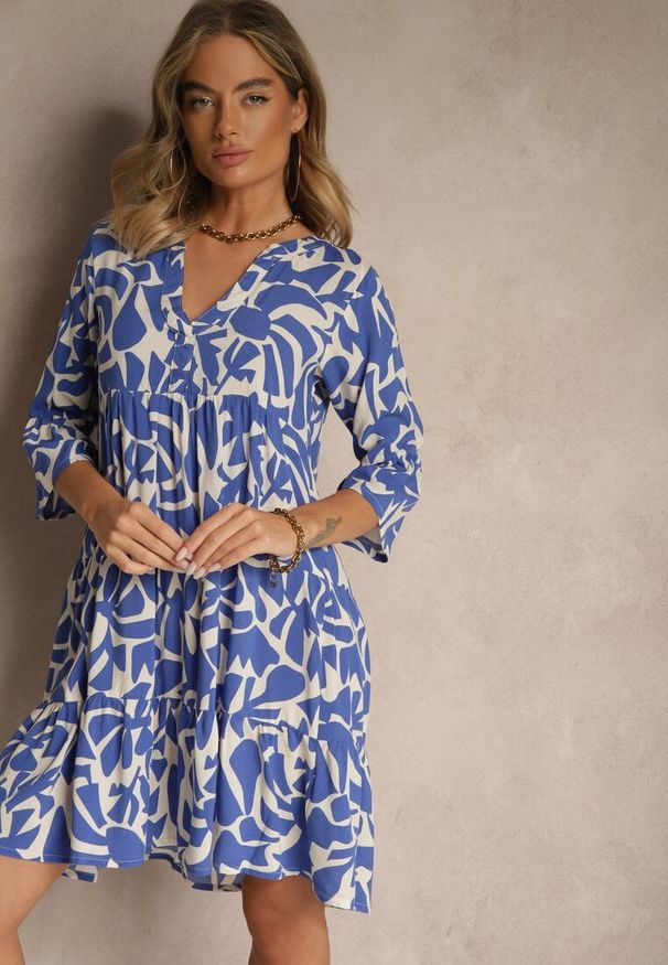 Renee - Niebieska Sukienka z Wiskozy o Rozkloszowanym Kroju w Abstrakcyjny Wzór Lirese. Okazja: na co dzień. Kolor: niebieski. Materiał: wiskoza. Styl: elegancki, casual