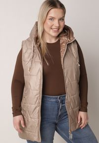 Born2be - Jasnobrązowa Kamizelka z Nieodpinanym Kapturem i Geometrycznym Pikowaniem Kalousa. Okazja: na co dzień. Kolor: brązowy. Materiał: jeans, dresówka. Długość rękawa: długi rękaw. Wzór: geometria. Styl: casual, klasyczny #1