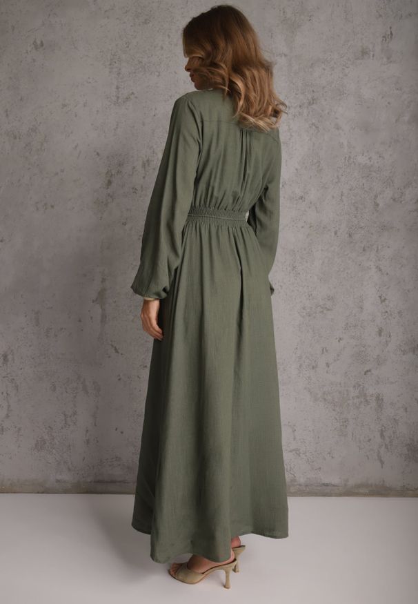 Renee - Zielona Sukienka z Lnem i Wiskozą o Rozkloszowanym Kroju z Ozdobnymi Guzikami Maitena. Okazja: na co dzień. Typ kołnierza: dekolt w kształcie V. Kolor: zielony. Materiał: wiskoza, len. Długość rękawa: długi rękaw. Typ sukienki: rozkloszowane. Styl: casual, elegancki