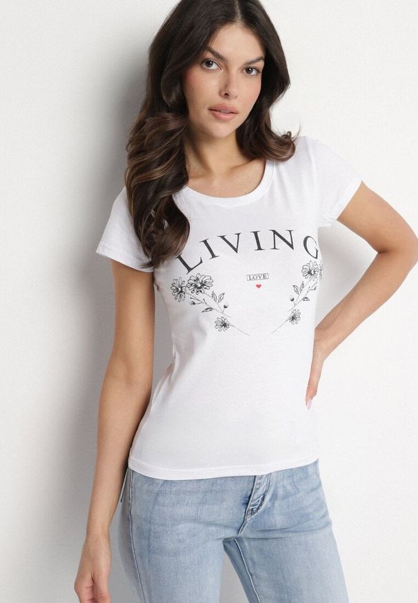 Born2be - Biały Bawełniany T-shirt z Napisem Living i Nadrukiem Commea. Okazja: na co dzień. Kolor: biały. Materiał: bawełna. Wzór: napisy, nadruk. Styl: casual, elegancki