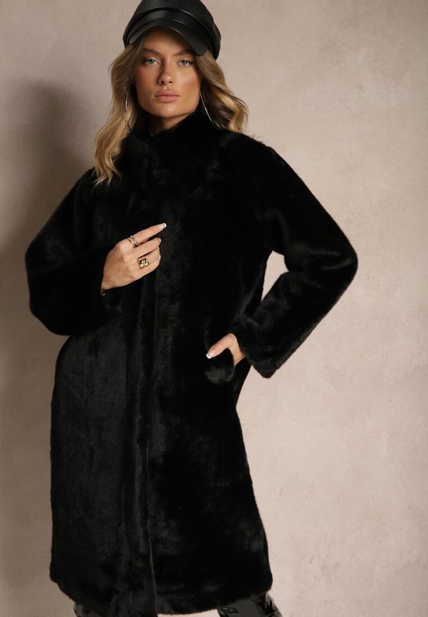 Renee - Czarna Kurtka Futro o Długim Kroju z Wiskozą Ninnarlia. Okazja: na co dzień. Kolor: czarny. Materiał: futro, wiskoza. Długość: długie. Styl: elegancki, casual