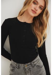 Marsala - Dopasowany top z dekoltem na zatrzaski w kolorze BLACK - MOODY NAP-XS. Materiał: elastan, dzianina, prążkowany, bawełna, materiał. Długość rękawa: długi rękaw. Długość: długie