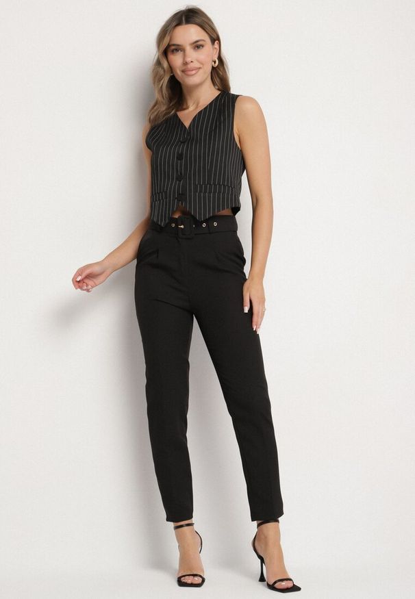 Born2be - Czarne Spodnie Garniturowe z Wiskozą Ozdobione Szerokim Paskiem Atteriana. Stan: podwyższony. Kolor: czarny. Materiał: wiskoza. Wzór: aplikacja. Styl: elegancki