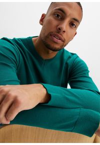 bonprix - Cienki sweter z miękkiej mieszanki bawełny. Typ kołnierza: dekolt w serek. Kolor: zielony. Materiał: dzianina, bawełna. Wzór: gładki, ze splotem. Styl: klasyczny #3