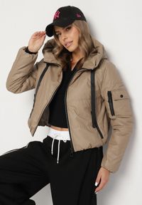 Born2be - Jasnobrązowa Pikowana Kurtka z Kapturem o Klasycznym Kroju Tulasia. Okazja: na co dzień. Typ kołnierza: kaptur. Kolor: brązowy. Materiał: jeans. Styl: klasyczny