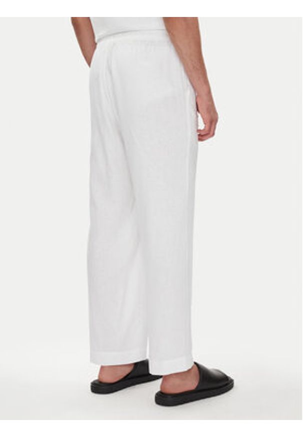 Emporio Armani Spodnie materiałowe EM000586 AF12356 U0002 Biały Regular Fit. Kolor: biały. Materiał: wiskoza, len