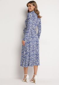 Born2be - Niebiesko-Biała Rozkloszowana Sukienka Midi o Koszulowym Fasonie z Ozdobnym Wzorem Liovia. Kolor: niebieski. Materiał: materiał. Typ sukienki: koszulowe. Styl: klasyczny. Długość: midi #7