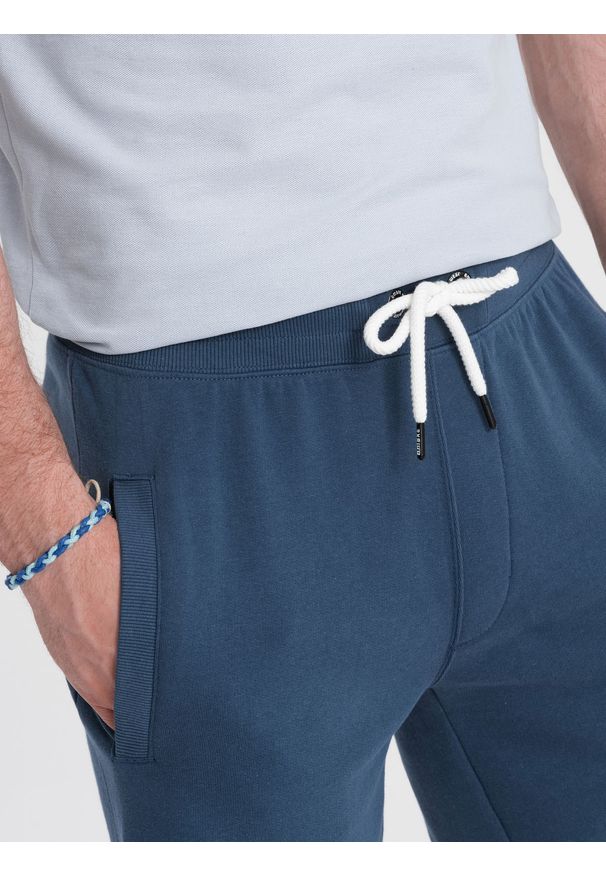Ombre Clothing - Męskie spodenki dzianinowe ze ściągaczem i kieszeniami - ciemnoniebieskie V4. Kolor: niebieski. Materiał: dzianina. Styl: wakacyjny
