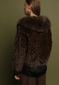 Born2be - Brązowa Panterkowa Kurtka Futerko o Krótkim Kroju z Ozdobnymi Zapięciami Otiluna. Okazja: na co dzień. Kolor: brązowy. Materiał: futro. Długość: krótkie. Wzór: motyw zwierzęcy. Styl: casual #7