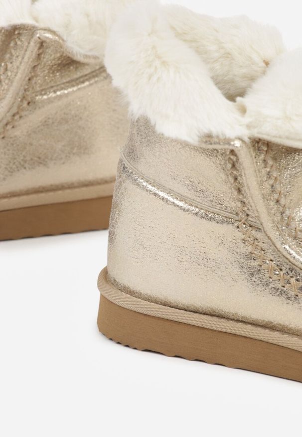 Born2be - Złote Wsuwane Śniegowce z Futerkiem i Metalicznym Połyskiem Vetirena. Okazja: na co dzień. Zapięcie: bez zapięcia. Kolor: złoty. Materiał: futro. Styl: casual, elegancki