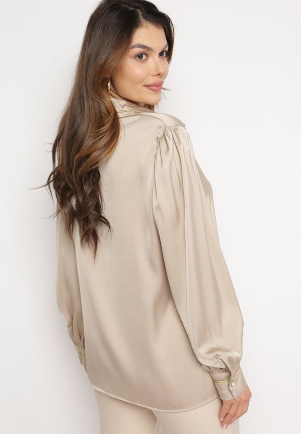 Born2be - Beżowa Satynowa Koszula z Kołnierzykiem Ozdobiona Cyrkoniami i Perełkami Classa. Kolor: beżowy. Materiał: satyna. Wzór: aplikacja. Styl: elegancki