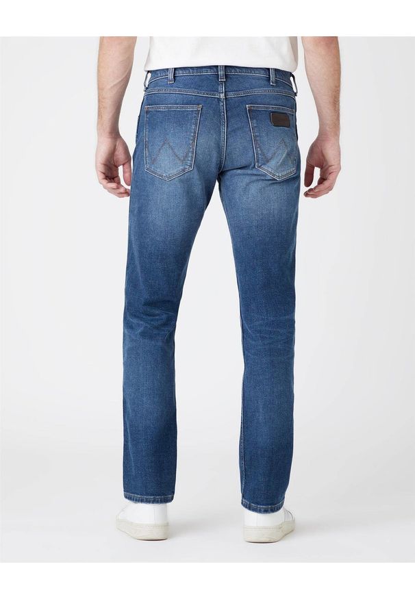 Wrangler - WRANGLER GREENSBORO MĘSKIE SPODNIE JEANSOWE BLUE SWEEP W15Q28294 112144757