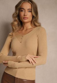 Renee - Ciemnobeżowy Sweter z Dzianiny w Prążki z Dekoltem w Serek i Aplikacjami Rallenia. Okazja: na co dzień. Typ kołnierza: dekolt w serek. Kolor: beżowy. Materiał: dzianina. Długość rękawa: długi rękaw. Długość: długie. Wzór: aplikacja, prążki. Styl: casual #3