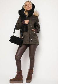 Born2be - Zielono-Beżowa Kurtka Parka z Futerkowym Odpinanym Zdobieniem przy Kapturze Inellae. Okazja: na co dzień. Kolor: zielony. Materiał: dzianina, jeans, futro. Wzór: aplikacja. Styl: casual, elegancki, klasyczny #5