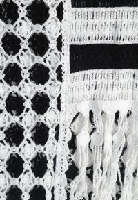 Born2be - Biało-Czarna Dopasowana Sukienka z Bawełny o Ażurowym Wykończeniu bez Rękawów Balmalia. Okazja: na imprezę, na co dzień. Kolor: biały. Materiał: bawełna. Długość rękawa: bez rękawów. Wzór: ażurowy. Typ sukienki: dopasowane, proste. Styl: wakacyjny, wizytowy, casual, elegancki #3