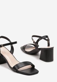 Born2be - Czarne Klasyczne Sandały na Niskim Obcasie Testel. Kolor: czarny. Materiał: len. Sezon: lato. Obcas: na obcasie. Styl: klasyczny. Wysokość obcasa: niski #4