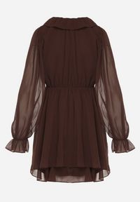 Born2be - Ciemnobrązowa Rozkloszowana Sukienka z Falbankami i Siateczkowymi Rękawami Zennisa. Okazja: do pracy, na imprezę, na spotkanie biznesowe. Typ kołnierza: kołnierz z falbankami. Kolor: brązowy. Materiał: poliester. Typ sukienki: rozkloszowane. Styl: klasyczny, biznesowy #7