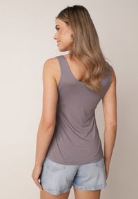 Born2be - Szary Gładki Top na Szerokich Ramiączkach w Stylu Basic Starbe. Okazja: do pracy, na co dzień. Kolekcja: plus size. Kolor: szary. Materiał: jeans. Długość rękawa: na ramiączkach. Wzór: gładki. Sezon: lato. Styl: elegancki, klasyczny, casual #3