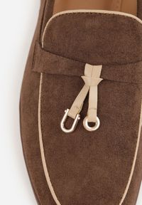 Born2be - Brązowe Mokasyny z Imitacji Zamszu Zdobione Aplikacją z Zawieszkami Peleg. Okazja: do pracy, na spotkanie biznesowe. Kolor: brązowy. Materiał: zamsz. Wzór: aplikacja. Styl: biznesowy, elegancki #5