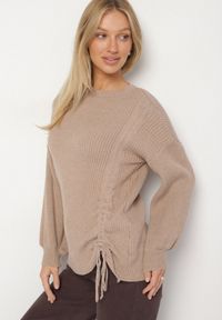 Born2be - Beżowy Sweter z Wiskozą Zdobiony Ściągaczem z Boku Titaneva. Kolor: beżowy. Materiał: wiskoza. Długość rękawa: długi rękaw. Długość: długie. Wzór: aplikacja. Styl: elegancki #7