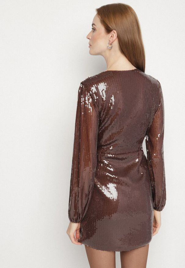 Born2be - Brązowa Cekinowa Sukienka o Kopertowym Kroju z Wiązaniem w Talii Eprelle. Okazja: na imprezę. Kolor: brązowy. Długość rękawa: długi rękaw. Wzór: aplikacja, gładki. Typ sukienki: kopertowe. Styl: elegancki