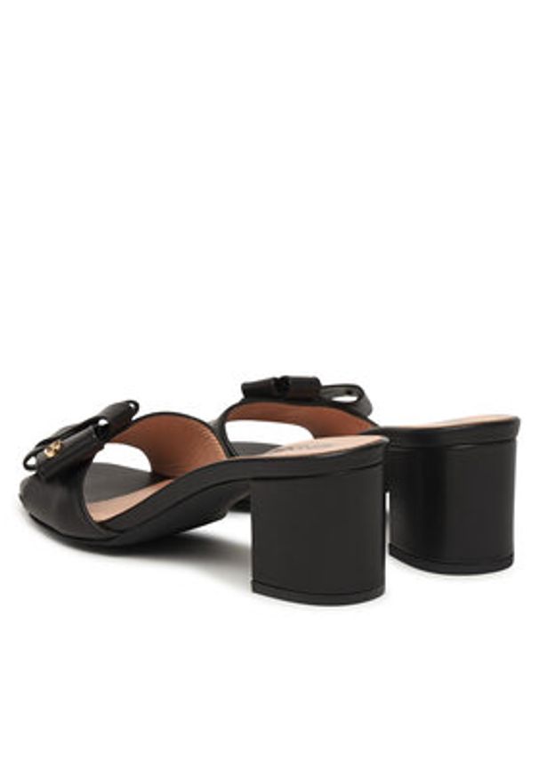 Love Moschino - LOVE MOSCHINO Klapki JA28115G0OIE0000 Czarny. Kolor: czarny. Materiał: skóra