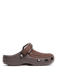 Klapki Crocs. Kolor: brązowy