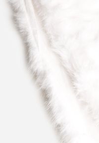 Born2be - Białe Ponczo Etola z Futerka w Stylu Szala Cahreva. Okazja: na wesele, na ślub cywilny, na imprezę. Kolor: biały. Materiał: futro. Styl: klasyczny, elegancki #5