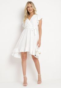 Born2be - Biała Kopertowa Sukienka z Asymetrycznym Dołem Ozdobiona Falbanką z Paskiem w Talii Snidia. Okazja: na spacer, na co dzień. Kolor: biały. Wzór: aplikacja. Sezon: lato. Typ sukienki: kopertowe, asymetryczne. Styl: casual, elegancki, klasyczny #2