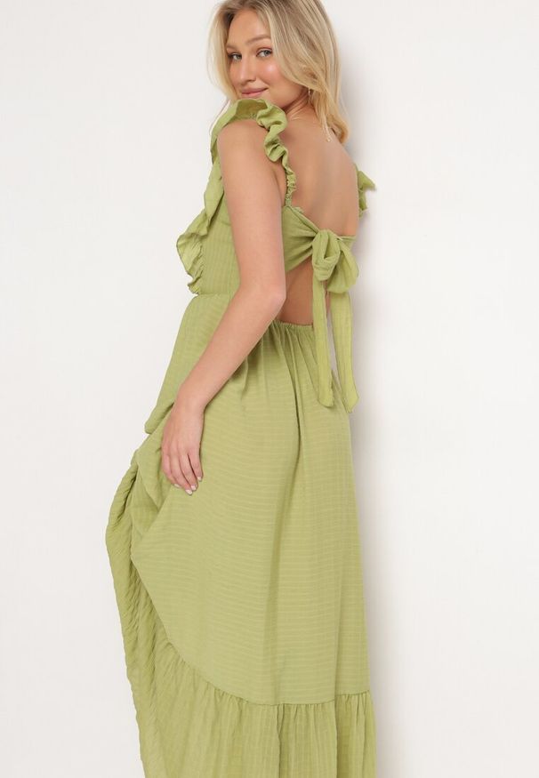 Born2be - Zielona Sukienka na Ramiączkach z Falbankami i Gumką w Talii z Wiązaniem na Plecach Tiolla. Typ kołnierza: kołnierz z falbankami. Kolor: zielony. Długość rękawa: na ramiączkach. Styl: wizytowy, elegancki, klasyczny