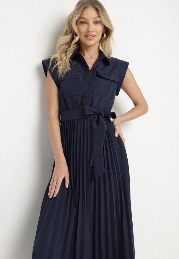 Born2be - Granatowa Plisowana Sukienka z Bawełną i Paskiem Lireviere. Okazja: na co dzień. Kolor: niebieski. Materiał: bawełna. Styl: elegancki, casual