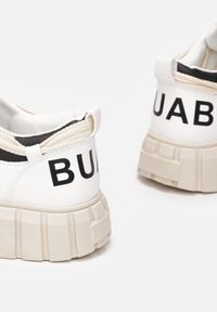 Born2be - Biało-Czarne Sneakersy na Grubej Podeszwie Laadah. Wysokość cholewki: przed kostkę. Nosek buta: okrągły. Kolor: biały. Szerokość cholewki: normalna. Wzór: napisy, aplikacja. Obcas: na platformie #2