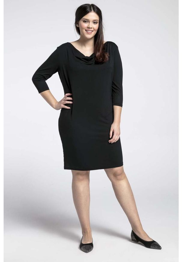 Nommo - Czarna Prosta Sukienka z Lejącym Dekoltem PLUS SIZE. Kolekcja: plus size. Kolor: czarny. Materiał: poliester, bawełna. Typ sukienki: proste, dla puszystych
