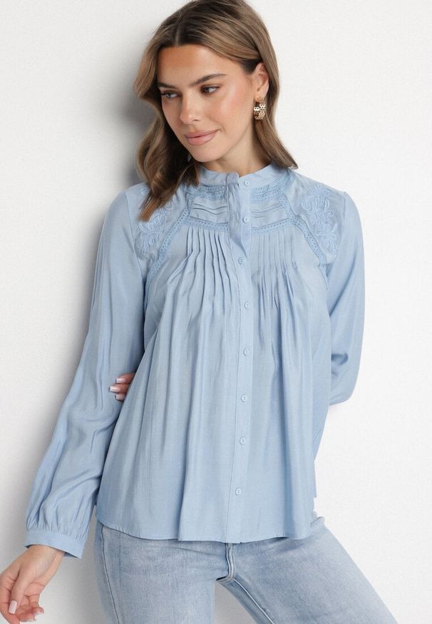 Born2be - Jasnoniebieska Koszula z Ozdobnym Haftem Nanania. Okazja: na co dzień, na spacer. Kolor: niebieski. Materiał: jeans. Wzór: haft. Styl: elegancki, casual