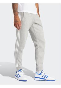 Adidas - adidas Spodnie dresowe adicolor 3-Stripes IM9318 Szary Slim Fit. Kolor: szary. Materiał: bawełna #6