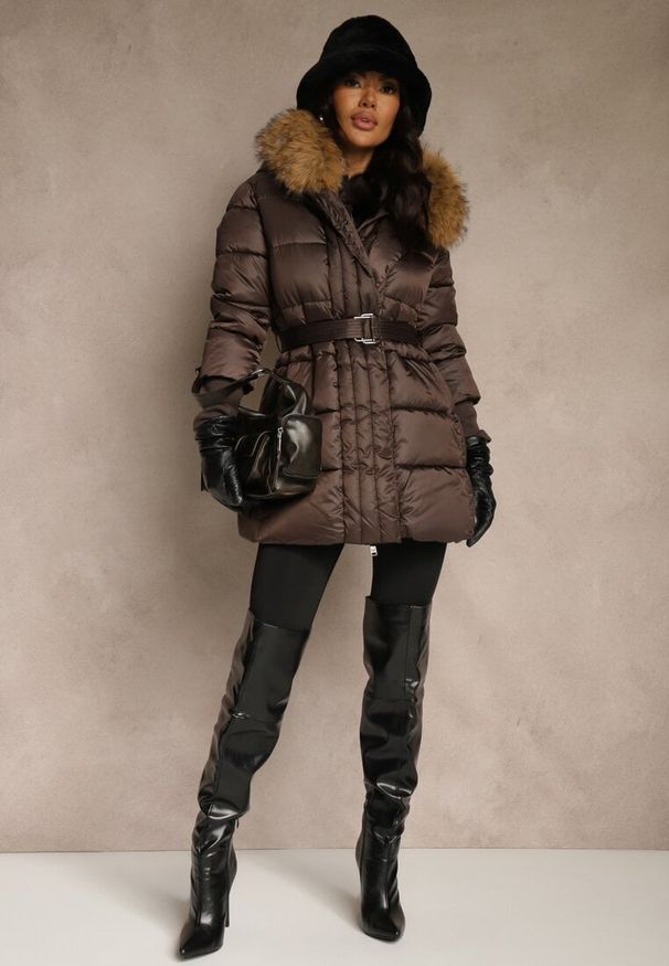 Renee - Brązowa Pikowana Kurtka z Paskiem i Kapturem z Futerkiem Lilittia. Kolor: brązowy. Materiał: futro. Sezon: zima. Styl: elegancki