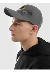 4f - Czapka z daszkiem strapback uniseks 4F x Drift Masters - szara. Kolor: szary. Materiał: materiał, bawełna. Wzór: haft, napisy. Sezon: lato. Styl: sportowy