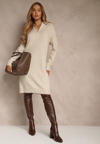 Renee - Jasnobeżowa Sweterkowa Sukienka z Bawełną i Wełną Ozdobiona Suwakiem Reinda. Okazja: na co dzień, na imprezę. Kolor: beżowy. Materiał: wełna, bawełna. Wzór: aplikacja. Typ sukienki: proste, oversize. Styl: casual. Długość: midi #5