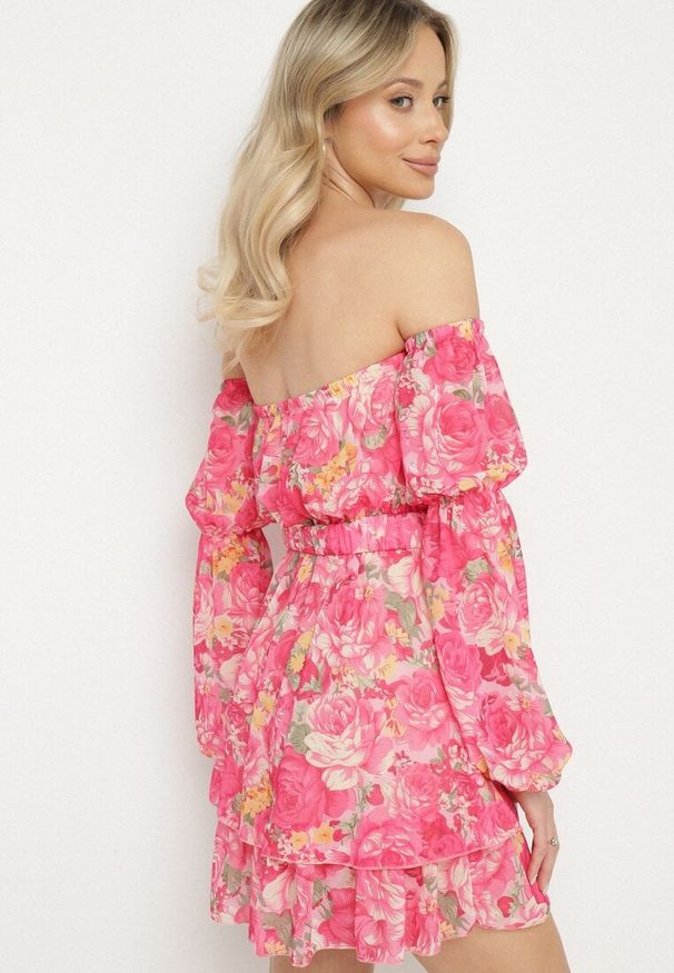 Born2be - Fuksjowa Wiskozowa Sukienka Hiszpanka z Falbanami i Paskiem w Kwiaty Virmoi. Okazja: na co dzień, na spacer. Typ kołnierza: dekolt hiszpanka. Kolor: różowy. Materiał: wiskoza. Wzór: kwiaty. Typ sukienki: proste. Styl: casual