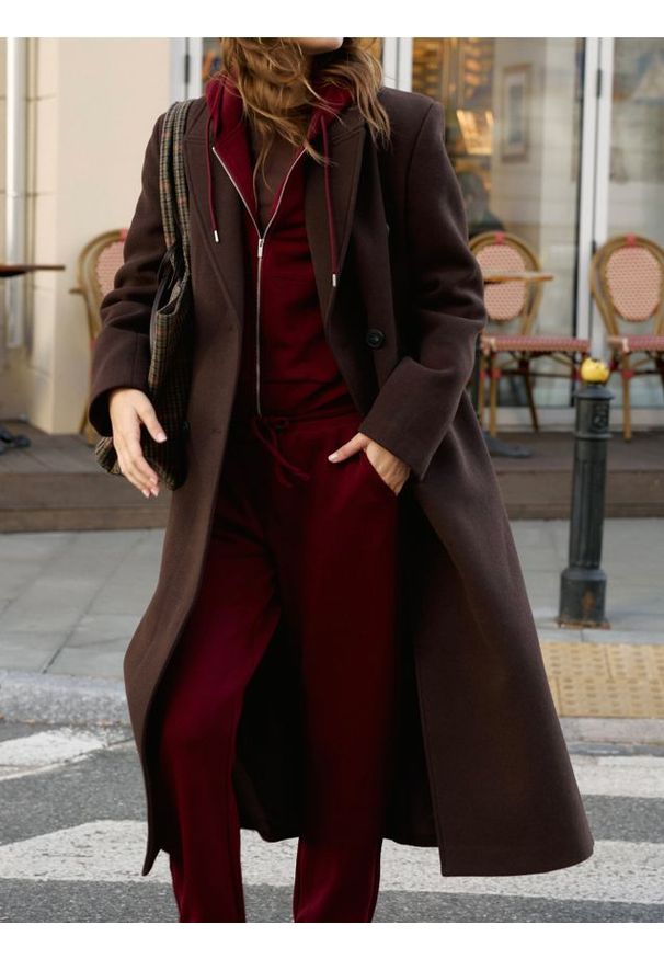 Reserved - Dresowe joggery - bordowy. Kolor: czerwony. Materiał: dresówka