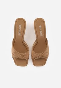 Renee - Ciemnobeżowe Klapki na Szpilce z Siateczkową Cholewką i Kokardą Brefia. Okazja: na co dzień. Kolor: beżowy. Materiał: tiul. Obcas: na szpilce. Styl: casual. Wysokość obcasa: średni #5